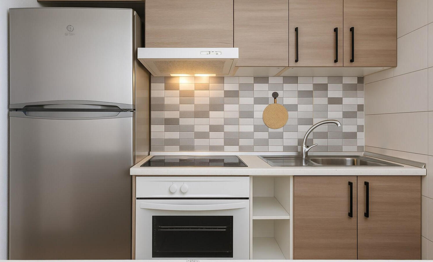 Fully equipped modern kitchen with fridge, oven, stovetop and stylish backsplash in Apartment Vali Torrevieja