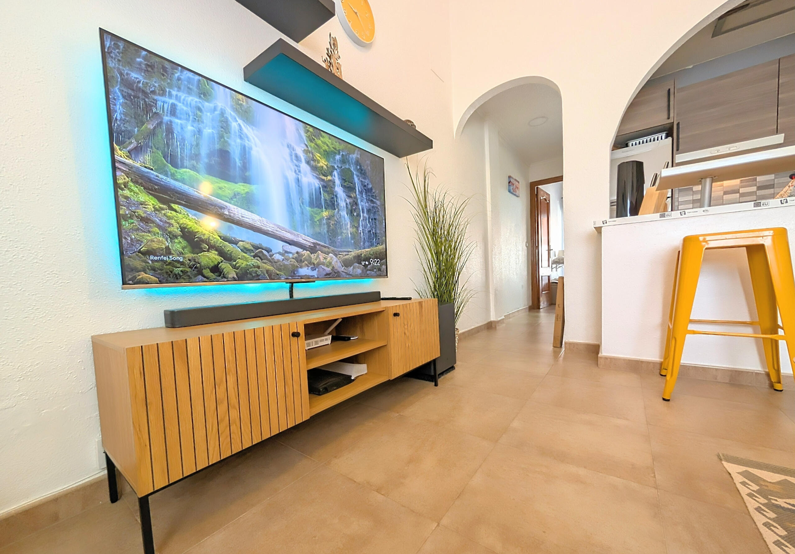 Spacious living room in Apartment Vali Torrevieja with comfortable sofa, coffee tables and access to sunny terrace