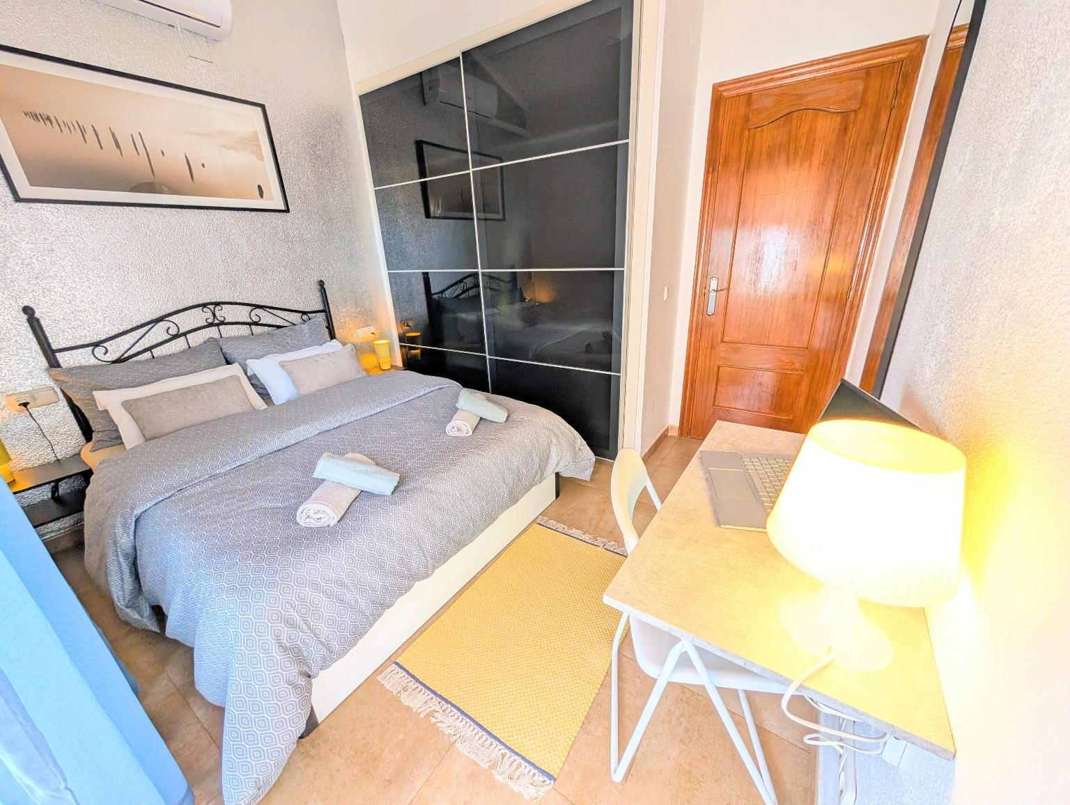 Cozy bedroom with double bed, wordrobe, desk and airconditioning in Aparatament Vali Torrevieja